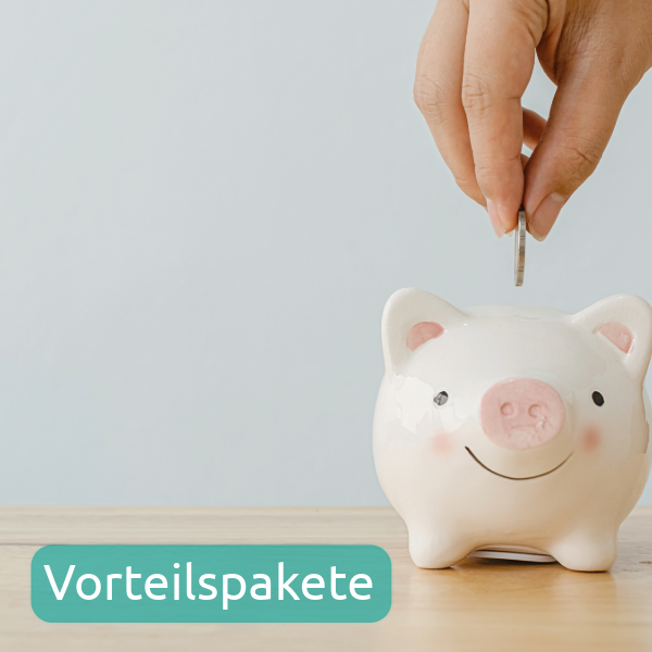 Person wirft Münze in ein Sparschwein